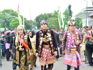 Kirab Mahkota dan Panji