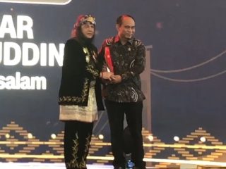 Sultan Iskandar Mahmud Badaruddin Raih CNN Award